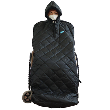 Suaugusiųjų vežimėlių šilta antklodė su vėjo atbaidymo apsauga; pagaminta iš poliesterio pluošto; apsaugos dalys: juosmuo, blauzda, pečiai, keliai, čiurnos