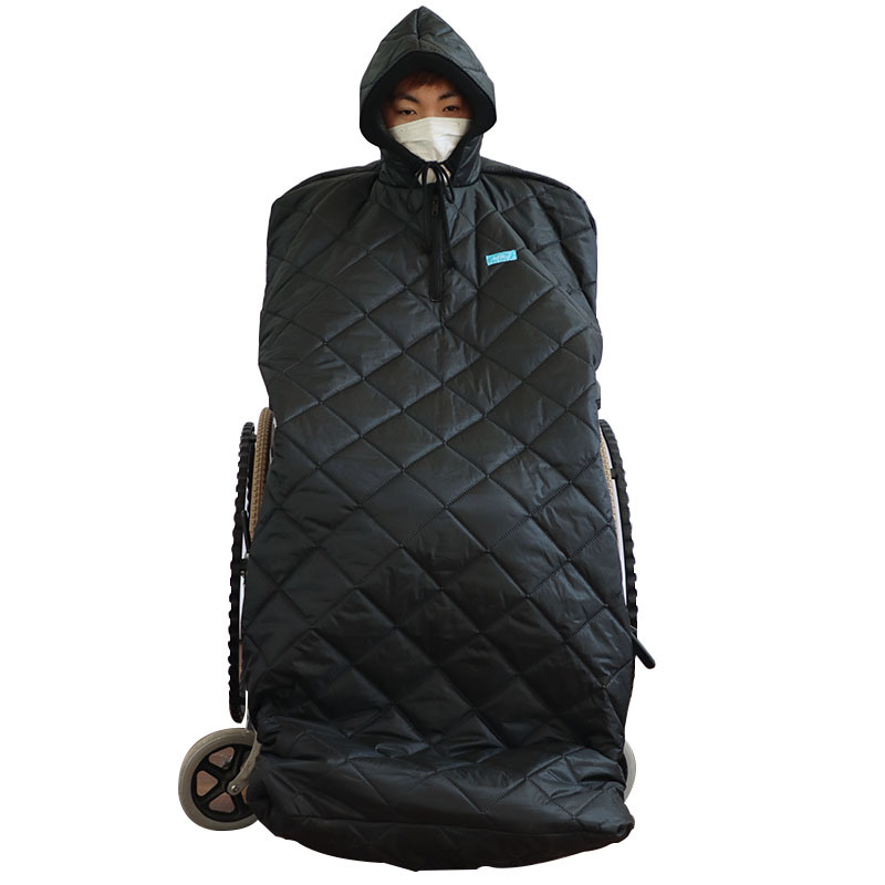 Suaugusiųjų vežimėlių šilta antklodė su vėjo atbaidymo apsauga; pagaminta iš poliesterio pluošto; apsaugos dalys: juosmuo, blauzda, pečiai, keliai, čiurnos