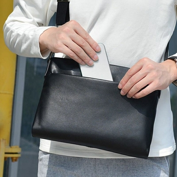 Vyrų pečių rankinė — medžiaga: Kraft popierius; įdaila: galvijų oda; verslo kelionėms