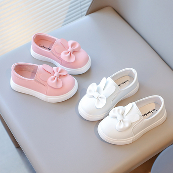 Mergaitėms: bateliai su zuikio ausų kaspinu, žemas profilis, elastinga užsegimas, viršus iš mikropluošto odos, gumos padai, slydimo prevencija