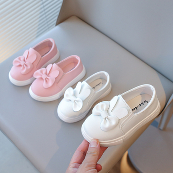 Mergaitėms: bateliai su zuikio ausų kaspinu, žemas profilis, elastinga užsegimas, viršus iš mikropluošto odos, gumos padai, slydimo prevencija