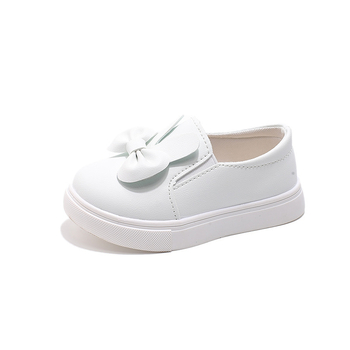 Mergaitėms: bateliai su zuikio ausų kaspinu, žemas profilis, elastinga užsegimas, viršus iš mikropluošto odos, gumos padai, slydimo prevencija