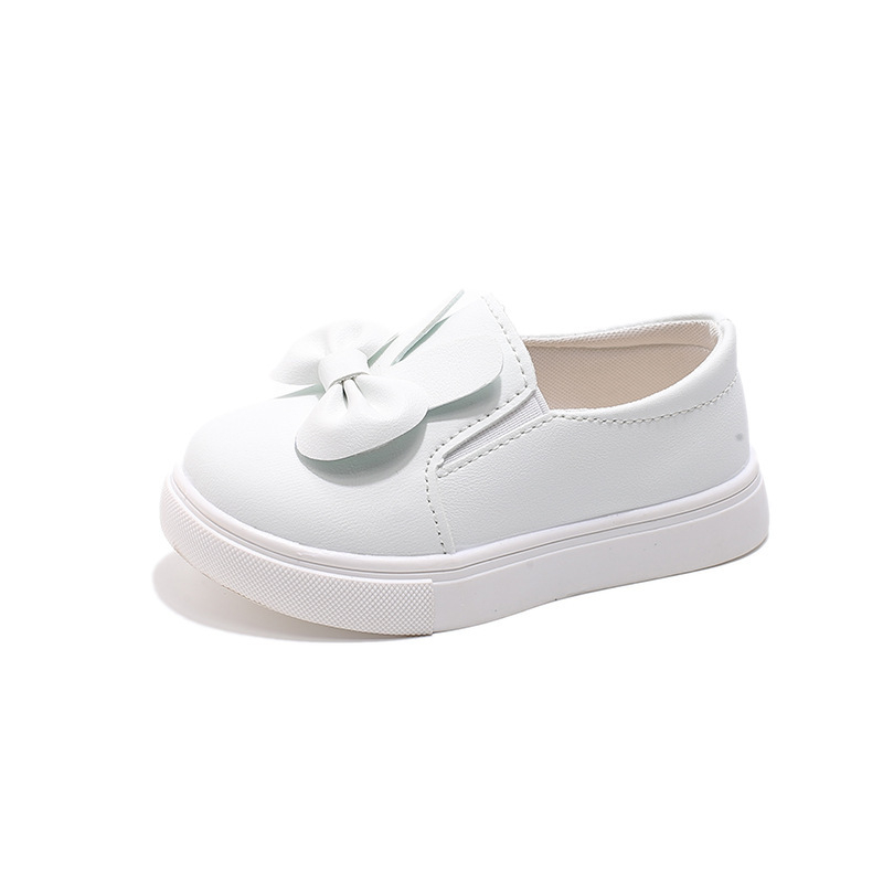 Mergaitėms: bateliai su zuikio ausų kaspinu, žemas profilis, elastinga užsegimas, viršus iš mikropluošto odos, gumos padai, slydimo prevencija