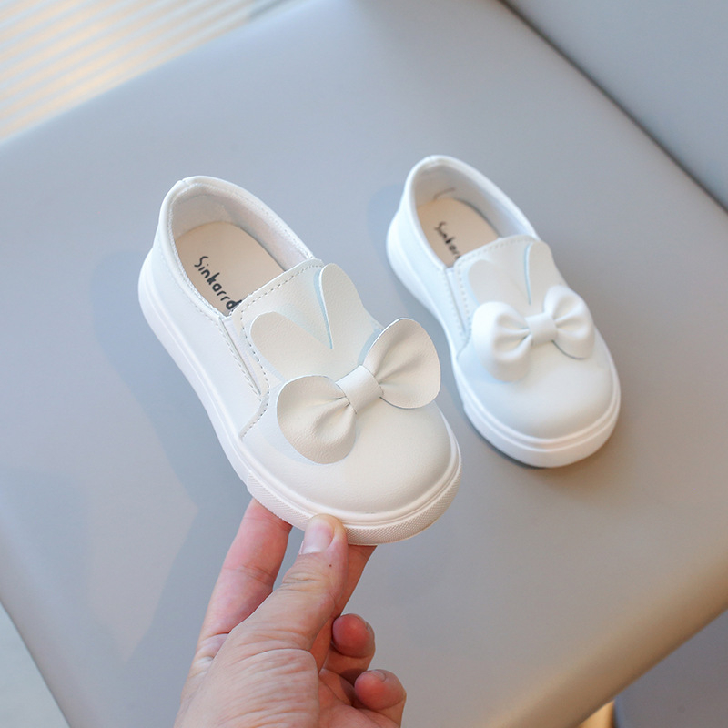 Mergaitėms: bateliai su zuikio ausų kaspinu, žemas profilis, elastinga užsegimas, viršus iš mikropluošto odos, gumos padai, slydimo prevencija