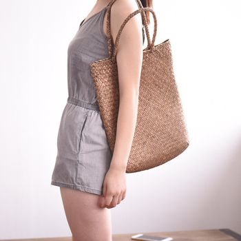 Torba od slame u japanskom stilu, vertikalni kvadratni oblik, otvoreni vrh, dvostruke naramenice