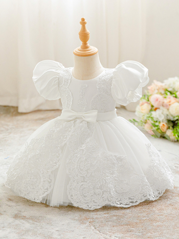 Παιδικό φόρεμα με δαντέλα και κέντημα, φουσκωτά μανίκια και πλισέ λεπτομέρειες; Πολυεστερική σύνθεση με βαμβακερή επένδυση; Ενζυμική επεξεργασία; Καλοκαίρι 2025