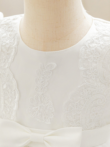 Παιδικό φόρεμα με δαντέλα και κέντημα, φουσκωτά μανίκια και πλισέ λεπτομέρειες; Πολυεστερική σύνθεση με βαμβακερή επένδυση; Ενζυμική επεξεργασία; Καλοκαίρι 2025