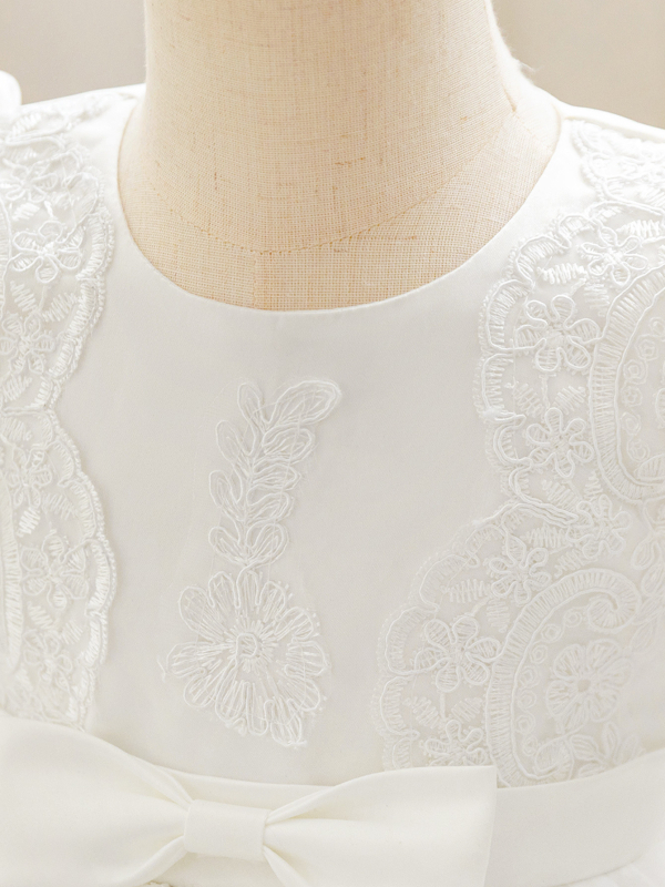 Dječja haljina s čipkom i izvezenim uzorkom, puff rukavima i plisiranim detaljima; poliestersko-pamučna mješavina s podstavom od pamuka; enzimsko pranje; ljeto 2025