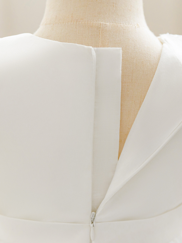 Dječja haljina s čipkom i izvezenim uzorkom, puff rukavima i plisiranim detaljima; poliestersko-pamučna mješavina s podstavom od pamuka; enzimsko pranje; ljeto 2025