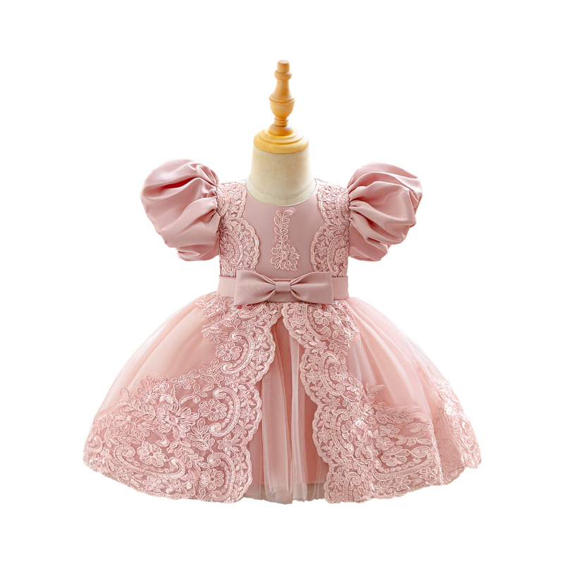 Dječja haljina s čipkom i izvezenim uzorkom, puff rukavima i plisiranim detaljima; poliestersko-pamučna mješavina s podstavom od pamuka; enzimsko pranje; ljeto 2025