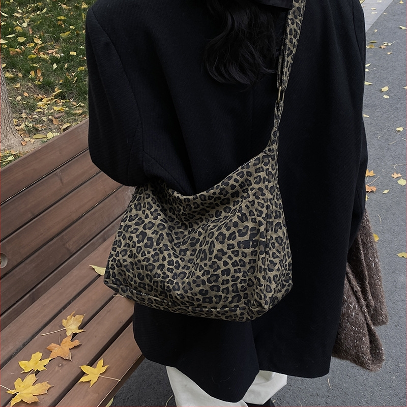 Dámska Tote taška, street trend štýl, špeciálny materiál, podšívka z polyesteru, zips