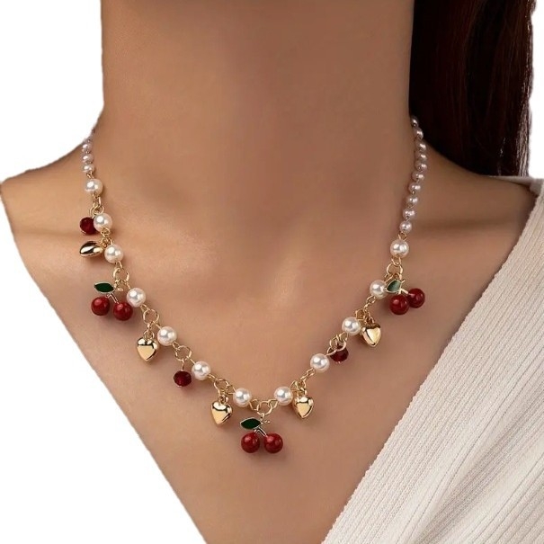 Ogrlica s privjeskom voćnog oblika, legura, perljani lanac, duljina 41–50 cm, težina 13,5 g