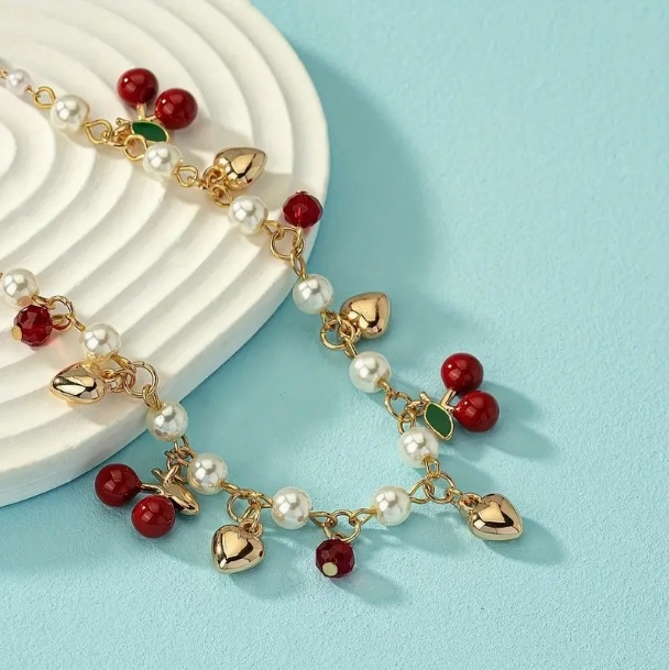 Ogrlica s privjeskom voćnog oblika, legura, perljani lanac, duljina 41–50 cm, težina 13,5 g