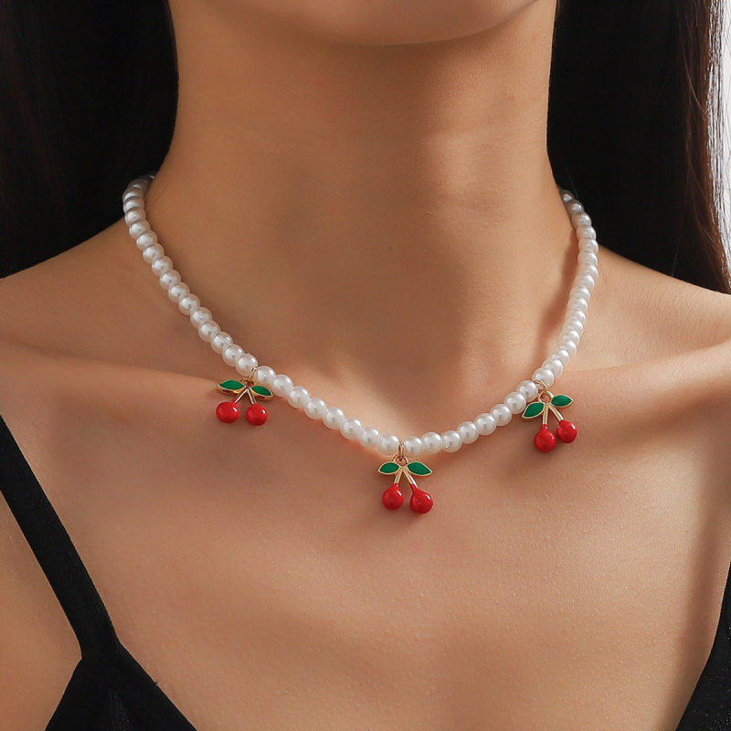 Ogrlica s privjeskom voćnog oblika, legura, perljani lanac, duljina 41–50 cm, težina 13,5 g