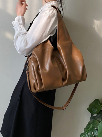 Ženska PU torba za rame i crossbody — Veliki kapacitet, vintage casual stil; Materijal: PU; Podstava: poliester; Oblik: uspravan kvadrat; Otvaranje: zatvarač; Unutarnja struktura: laminirani džep sa zatvaračem