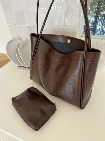 Tote torba, urbana jednostavnost stila, PU materijal, oblik: shopping bag, magnetsko kopčanje, podstava od sintetičke kože.