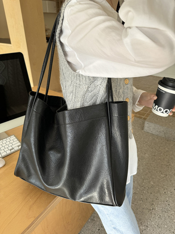 Tote torba, urbana jednostavnost stila, PU materijal, oblik: shopping bag, magnetsko kopčanje, podstava od sintetičke kože.