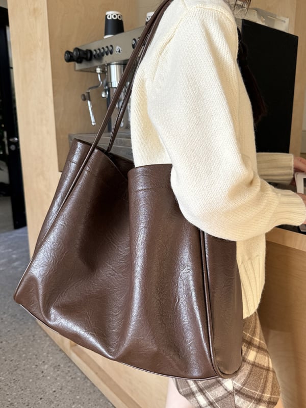 Tote torba, urbana jednostavnost stila, PU materijal, oblik: shopping bag, magnetsko kopčanje, podstava od sintetičke kože.