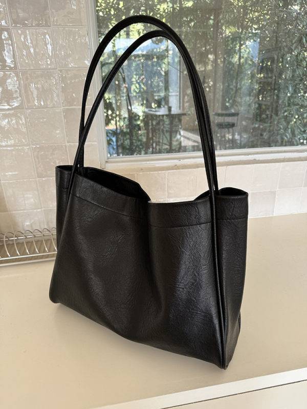 Tote torba, urbana jednostavnost stila, PU materijal, oblik: shopping bag, magnetsko kopčanje, podstava od sintetičke kože.