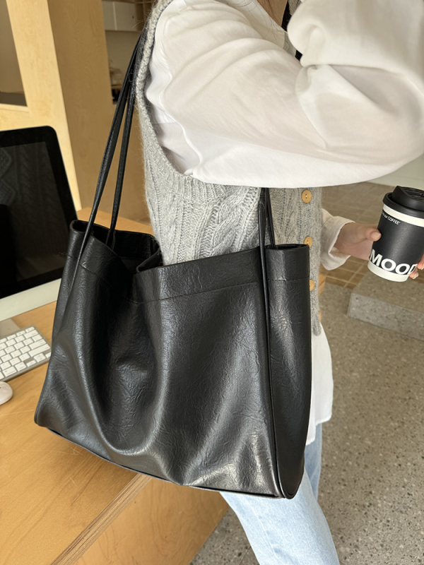 Tote torba, urbana jednostavnost stila, PU materijal, oblik: shopping bag, magnetsko kopčanje, podstava od sintetičke kože.