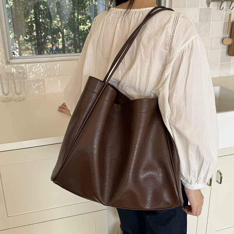 Tote torba, urbana jednostavnost stila, PU materijal, oblik: shopping bag, magnetsko kopčanje, podstava od sintetičke kože.