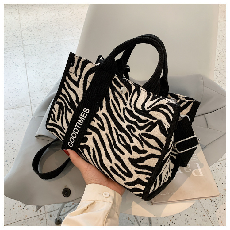 Canvas torba za žene na rame, horizontalno kvadratnog oblika, džep za telefon i osobnu iskaznicu, neobičan način otvaranja, srednja tvrdoća