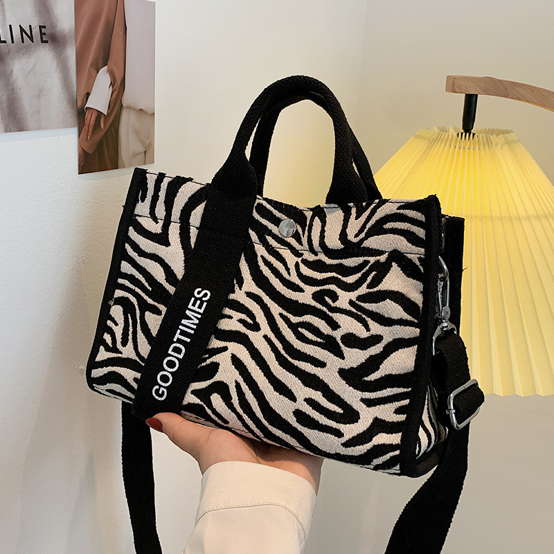 Canvas torba za žene na rame, horizontalno kvadratnog oblika, džep za telefon i osobnu iskaznicu, neobičan način otvaranja, srednja tvrdoća