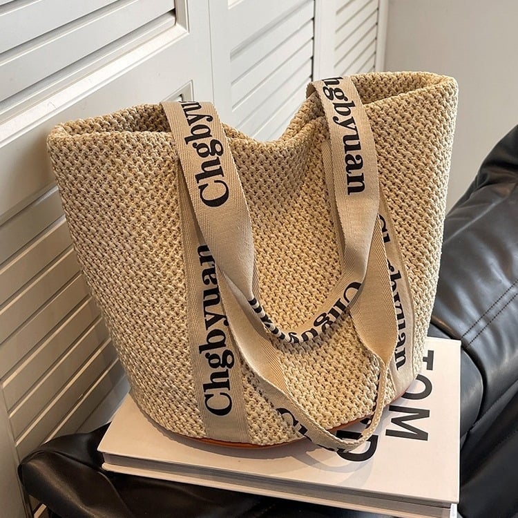 Szalmából készült vödör alakú táska, közepes méretű, poliészter bélés, belső cipzáras zseb