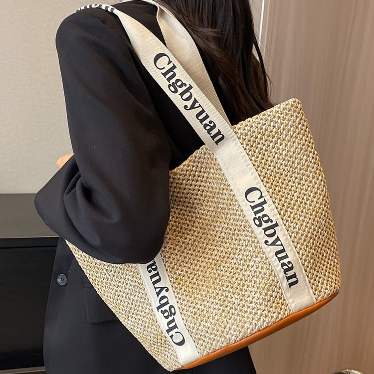 Szalmából készült vödör alakú táska, közepes méretű, poliészter bélés, belső cipzáras zseb