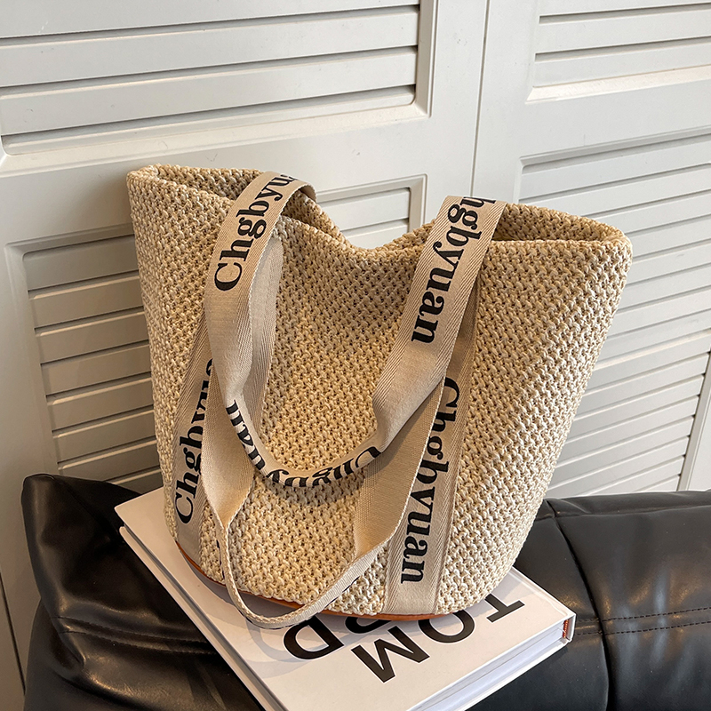 Szalmából készült vödör alakú táska, közepes méretű, poliészter bélés, belső cipzáras zseb