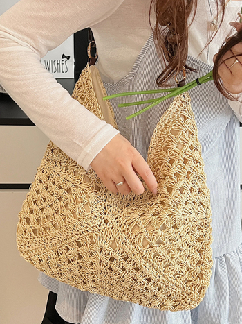 Ženska tote torba od slame, urbani minimalistički stil, magnetska kopča, vodoravni kvadratni oblik, poliester podstava, unutarnji džep sa zatvaračem laminiranim