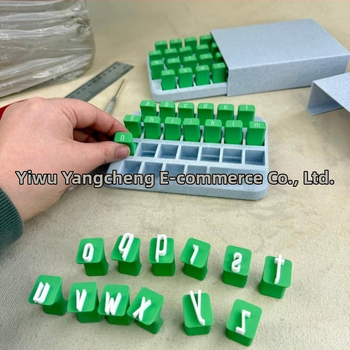 Sada razníc z hliny s abecedou – veľké a malé písmená, PLA materiál, vstrekové formovanie, modelové hračky, štvorcový štýl
