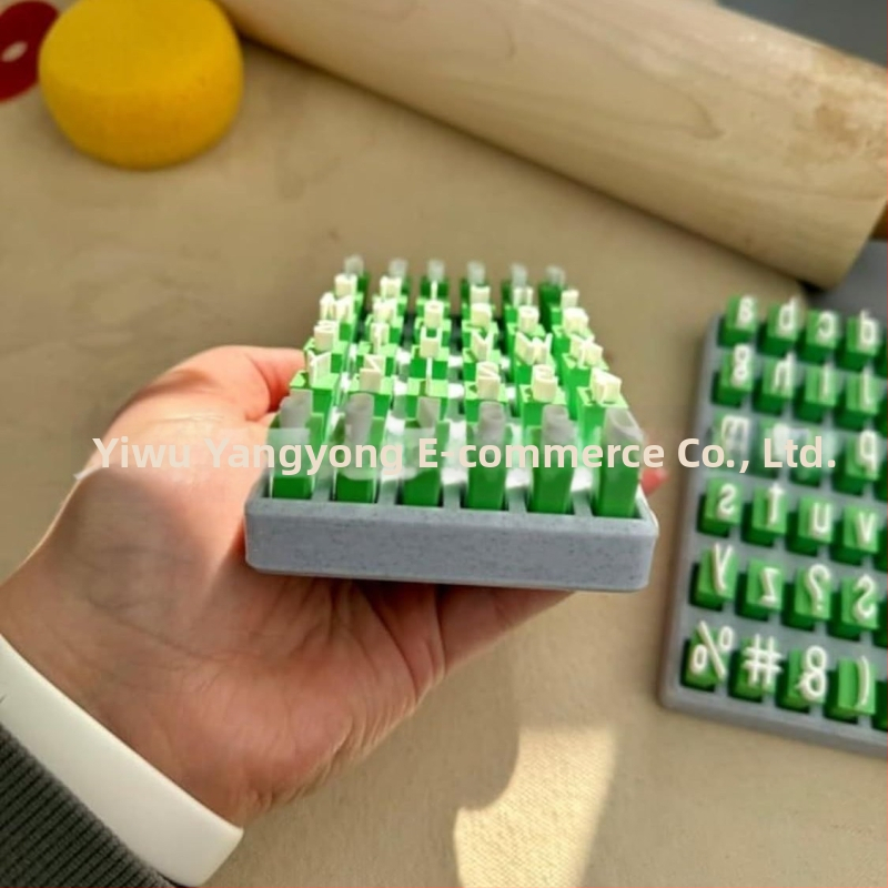 Sada razníc z hliny s abecedou – veľké a malé písmená, PLA materiál, vstrekové formovanie, modelové hračky, štvorcový štýl