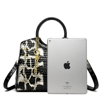 Ženska retro torba s uzorkom zmije, podlaktna torba, PU materijal, zatvaranje, poliester podstava, ovalni oblik, unutarnji džepovi za telefon i ID