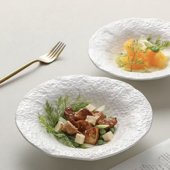 Porcelininis serviravimo komplektas su akmeniniu raštu, mikrobangų krosnelėms atspariais patiekalais; įskaičiuota sriubos lėkštė, gili lėkštė ir vakarietiško stiliaus vakarienės lėkštė; paviršius su apatinės glazūros danga.