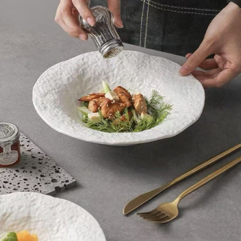 Porcelininis serviravimo komplektas su akmeniniu raštu, mikrobangų krosnelėms atspariais patiekalais; įskaičiuota sriubos lėkštė, gili lėkštė ir vakarietiško stiliaus vakarienės lėkštė; paviršius su apatinės glazūros danga.