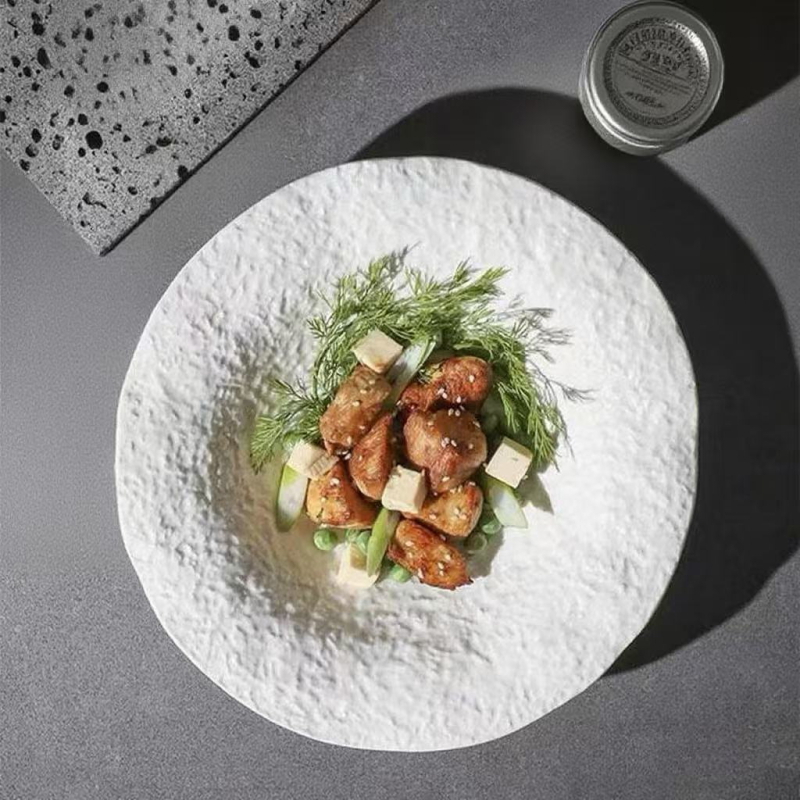 Porcelininis serviravimo komplektas su akmeniniu raštu, mikrobangų krosnelėms atspariais patiekalais; įskaičiuota sriubos lėkštė, gili lėkštė ir vakarietiško stiliaus vakarienės lėkštė; paviršius su apatinės glazūros danga.