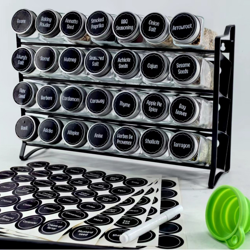 Keturių lygių sieninis prieskonių stovas su išpjovų dizainu, skirtas virtuvės spintai, talpina 28 prieskonių buteliukus, plieninė viela, pasukamas, šiuolaikiškas minimalistinis stilius