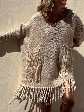 Pulover s V-izrezom, opuštenog kroja, s velikim džepom i resicama, dugi rukavi, poliester 80-90%, jesen 2023