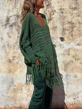 Pulover s V-izrezom, opuštenog kroja, s velikim džepom i resicama, dugi rukavi, poliester 80-90%, jesen 2023