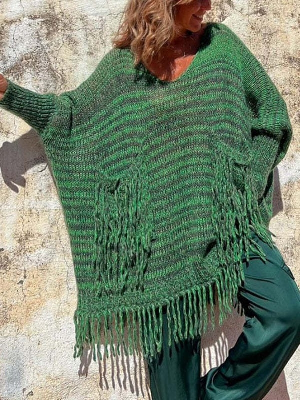 Pulover s V-izrezom, opuštenog kroja, s velikim džepom i resicama, dugi rukavi, poliester 80-90%, jesen 2023