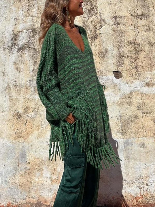 Pulover s V-izrezom, opuštenog kroja, s velikim džepom i resicama, dugi rukavi, poliester 80-90%, jesen 2023