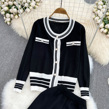 Γυναικείος δύο τεμαχίων κοστούμι: πλεκτό γιλέκο-καρντίνγκαν με στρογγυλή λαιμόκοψη και αντίθεση, παντελόνια υψηλής μέσης, ίσια γραμμή, φαρδιά, πολυεστέρας