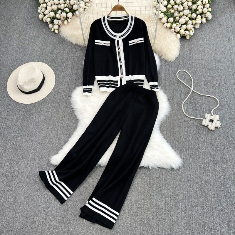 Ženski dvodjelni kostim: pleteni kardigan s okruglim izrezom i kontrastnim dizajnom, hlače visokog struka, ravni kroj, široke nogavice, poliester