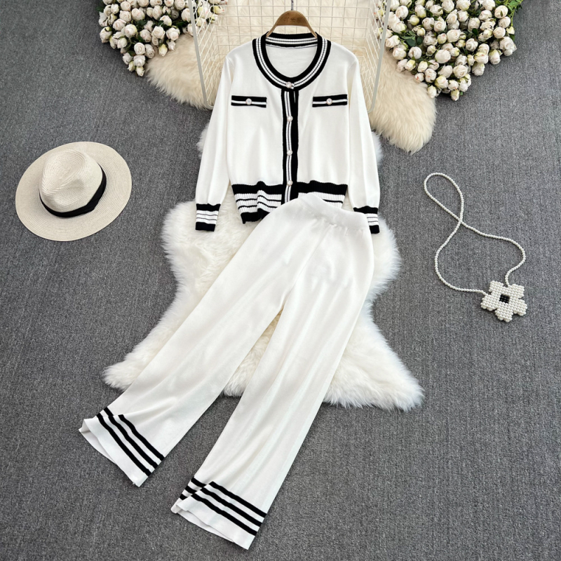 Ženski dvodjelni kostim: pleteni kardigan s okruglim izrezom i kontrastnim dizajnom, hlače visokog struka, ravni kroj, široke nogavice, poliester