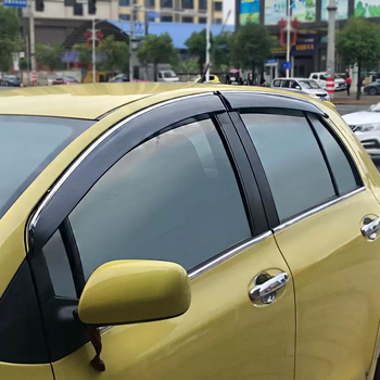 Toyota Yaris 2008-2011 lango lietaus skydas – YST, stambi injekcinė konstrukcija, medžiaga akrilas/PC su nerūdijančio plieno akcentu, montavimas kabliu ir lipa, 4 vnt komplekte