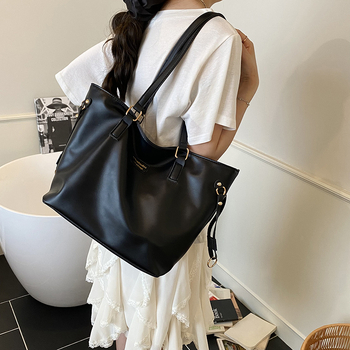 Ženska tote torba, PU materijal, street-trend stil, zatvaranje na zip, unutarnji pretinac za telefon, horizontalnog kvadratnog oblika