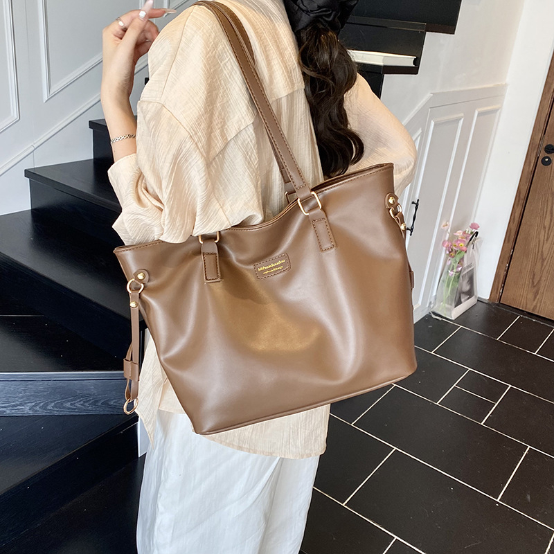 Ženska tote torba, PU materijal, street-trend stil, zatvaranje na zip, unutarnji pretinac za telefon, horizontalnog kvadratnog oblika