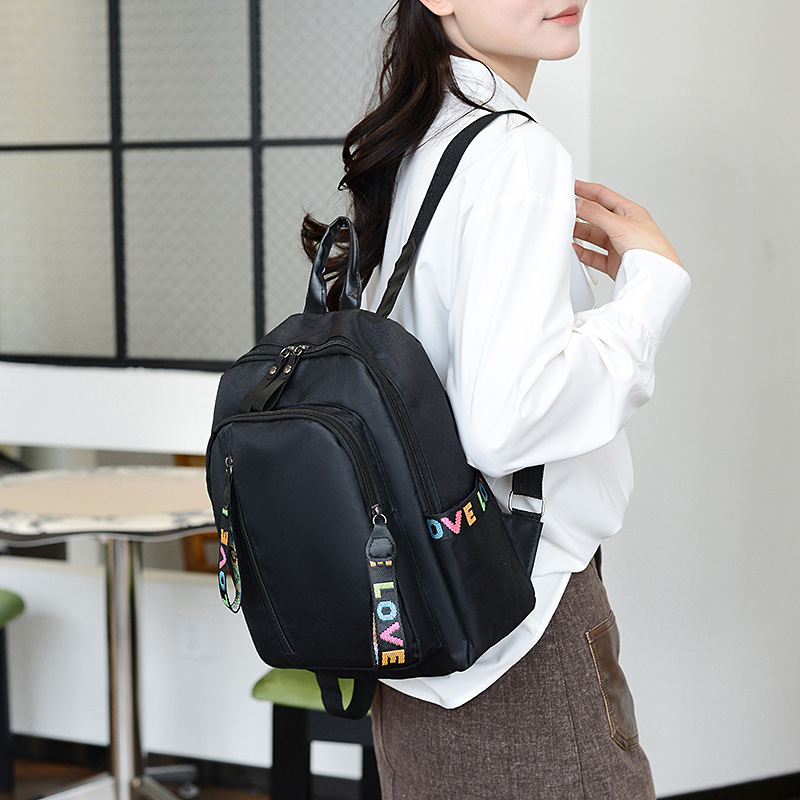 Nylon ruksak s izduženim ramenskim remenom, kompatibilan s 8-inčnim prijenosnim računalom, podstava od poliestera, uzorak s riječima