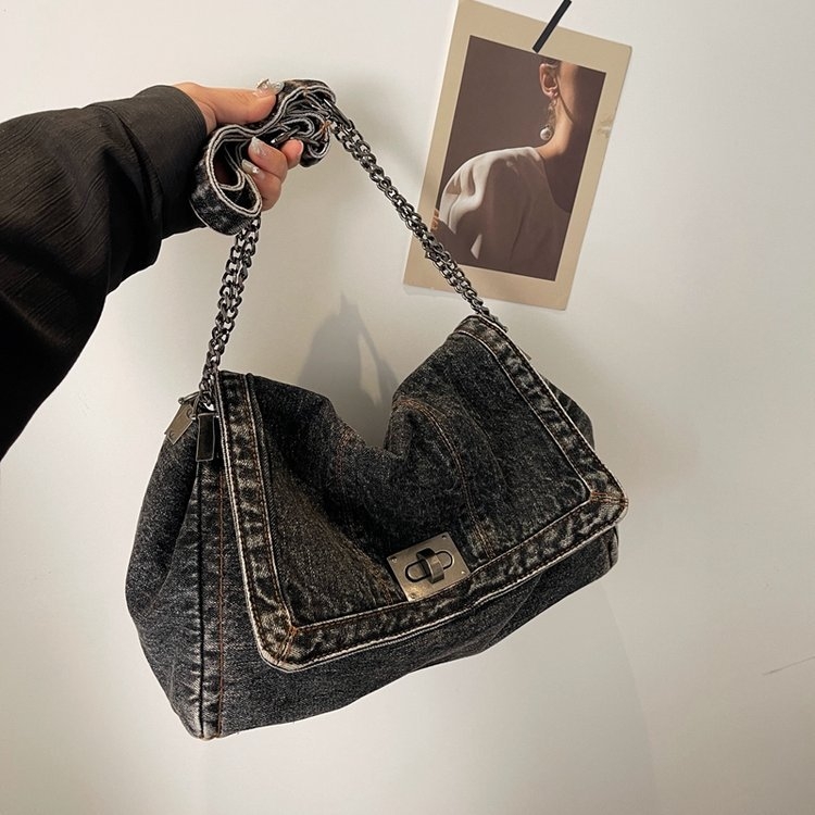 Traper torba s horizontalnim kvadratnim oblikom, zaključavanje bravom, podstava od poliestera, jednostrani remen, ljeto 2024